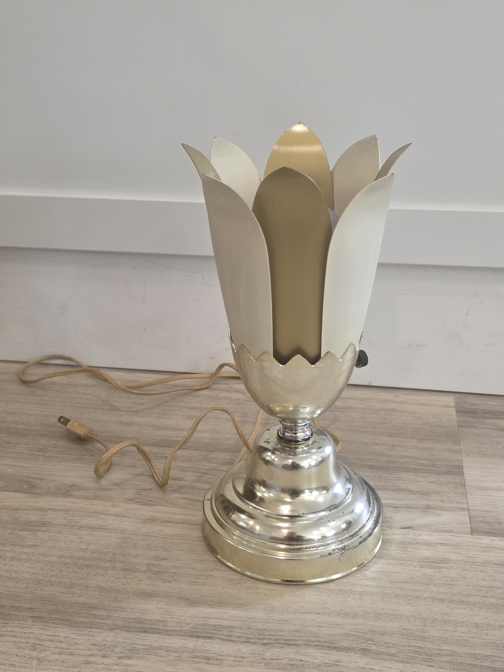 Vintage MCM Metal TV Lamp Tulip Flower